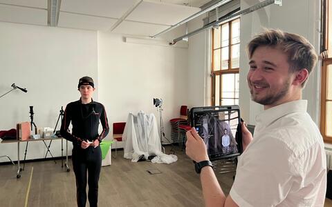 VFX- und Kamerastudierende arbeiten im virtuellen Set