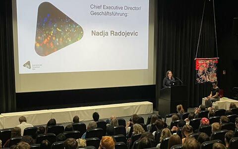 Nadja Radojevic, Geschäftsführerin der ifs, begrüßt die Studierenden